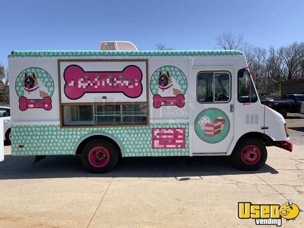 1995 P30 Dog Treat Food Truck Bakery Food Truck Tennessee Gas Engine for Sale