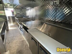 2004 Mt35 Chassis All-purpose Food Truck Diamond Plated Aluminum Flooring Pennsylvania Diesel Engine for Sale