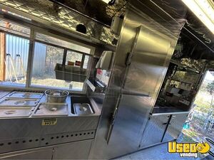 2004 Mt45 All-purpose Food Truck Diamond Plated Aluminum Flooring British Columbia Diesel Engine for Sale