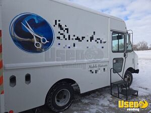 2004 P42 Mobile Hair Salon Truck Mobile Hair & Nail Salon Truck Air Conditioning Montana Gas Engine for Sale