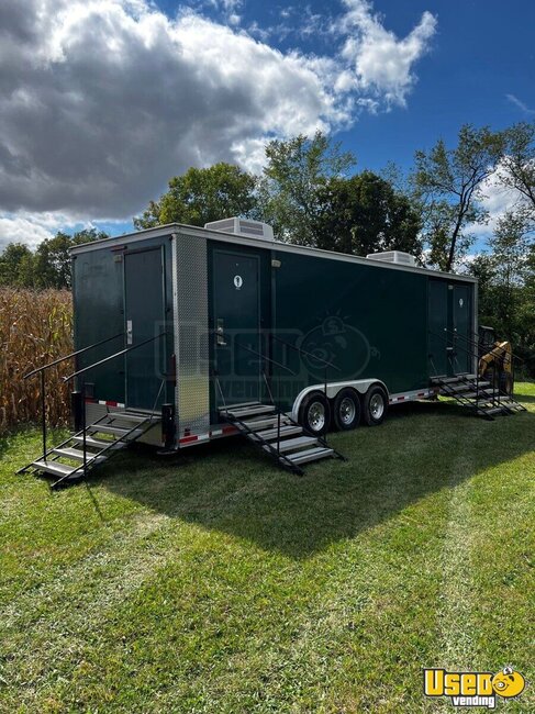 2008 Luxury 30ft Restroom / Bathroom Trailer Michigan for Sale