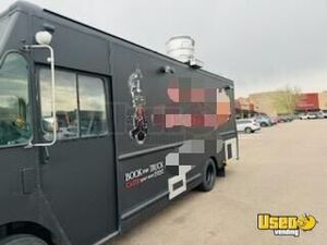 2009 W62 Commercial Chassis All-purpose Food Truck Diamond Plated Aluminum Flooring Colorado Diesel Engine for Sale