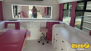 2010 E450 Mobile Hair & Nail Salon Truck 21 Texas Diesel Engine for Sale