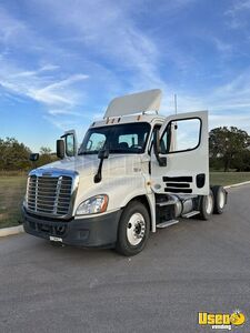 2015 Cascadia Freightliner Semi Truck 4 Texas for Sale