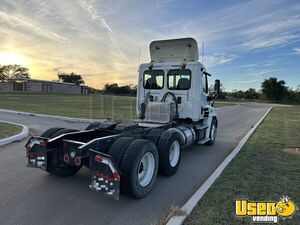 2015 Cascadia Freightliner Semi Truck 8 Texas for Sale