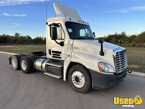 2015 Cascadia Freightliner Semi Truck Texas for Sale