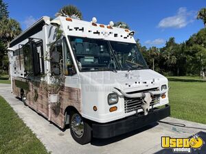 Gorgeous Professional 26' Chevy Workhorse Mobile Restaurant Bistro Food Truck for Sale in Florida!!!