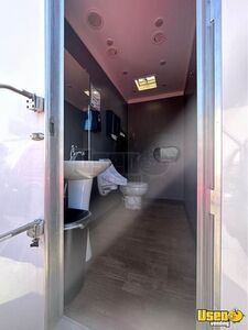 Five Stall Bathroom Trailer Restroom / Bathroom Trailer Hand-washing Sink California for Sale