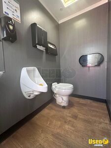 Five Stall Bathroom Trailer Restroom / Bathroom Trailer Interior Lighting California for Sale