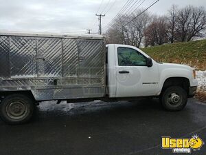 2008 GMC Savana 3500 HD Lunch Serving Canteen-Style Food Vending Truck for Sale in Quebec!